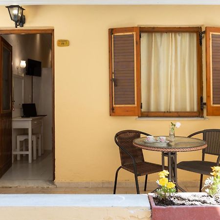 Wilde Rose Hotel Dasziá Kültér fotó