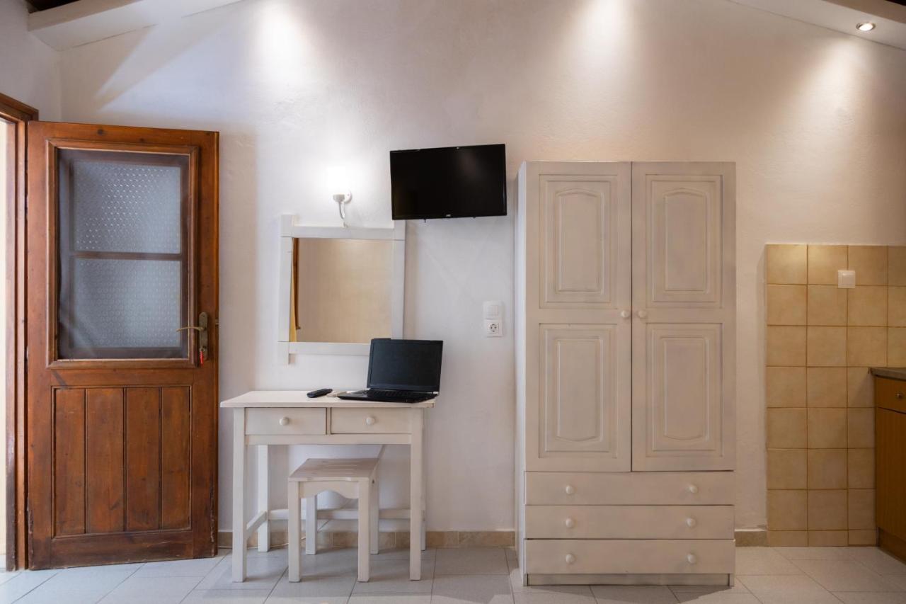 Wilde Rose Hotel Dasziá Kültér fotó
