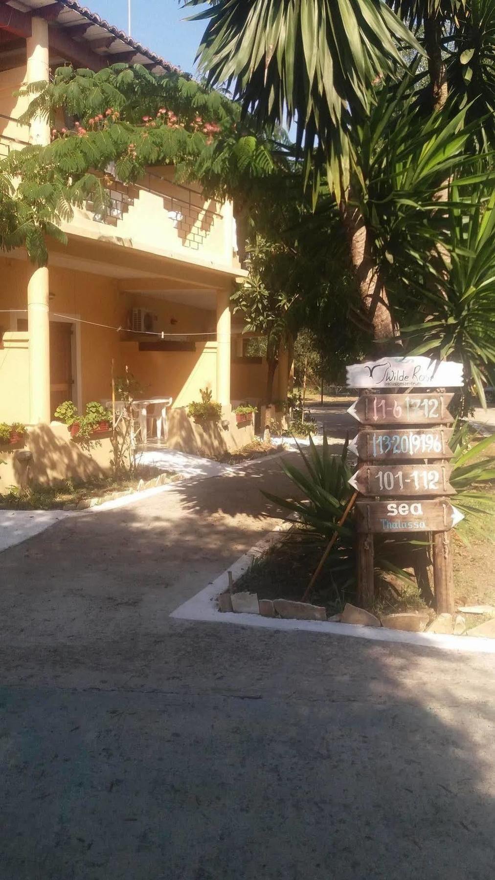 Wilde Rose Hotel Dasziá Kültér fotó