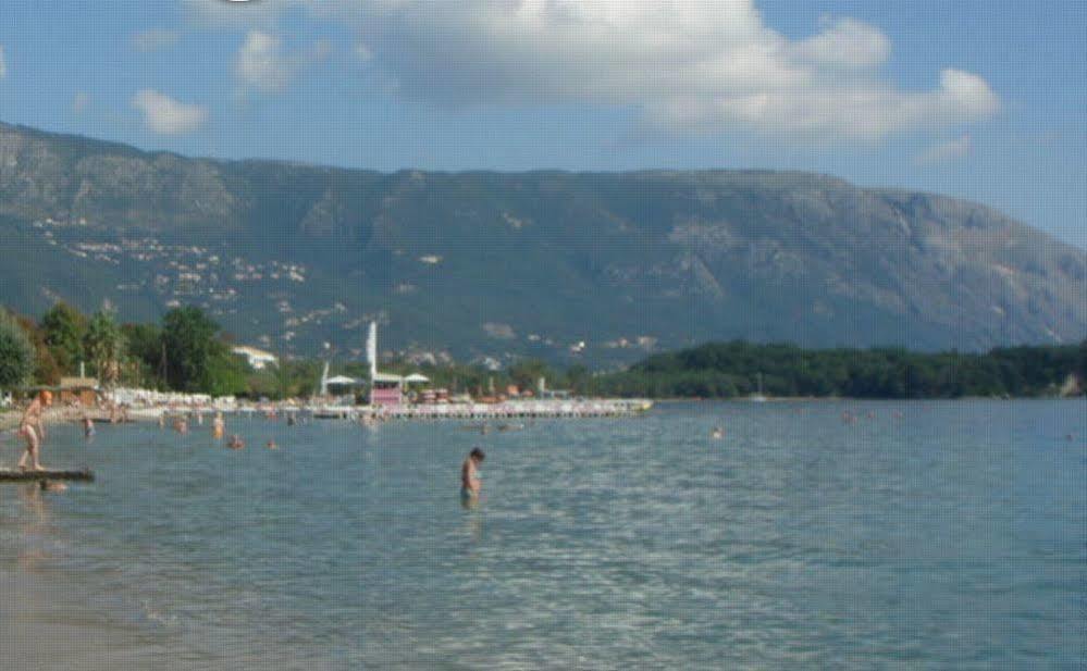 Wilde Rose Hotel Dasziá Kültér fotó