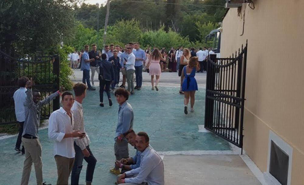 Wilde Rose Hotel Dasziá Kültér fotó