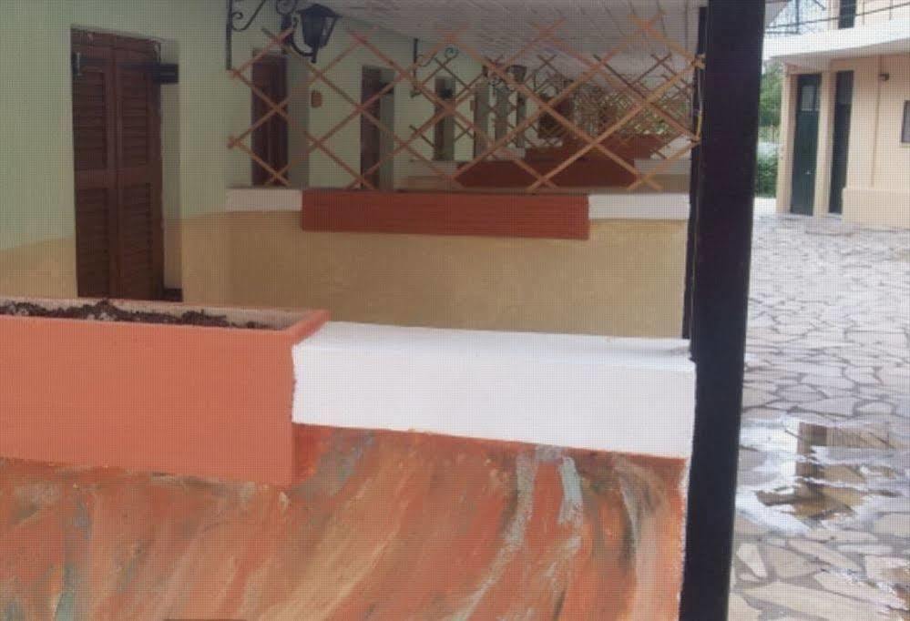 Wilde Rose Hotel Dasziá Kültér fotó